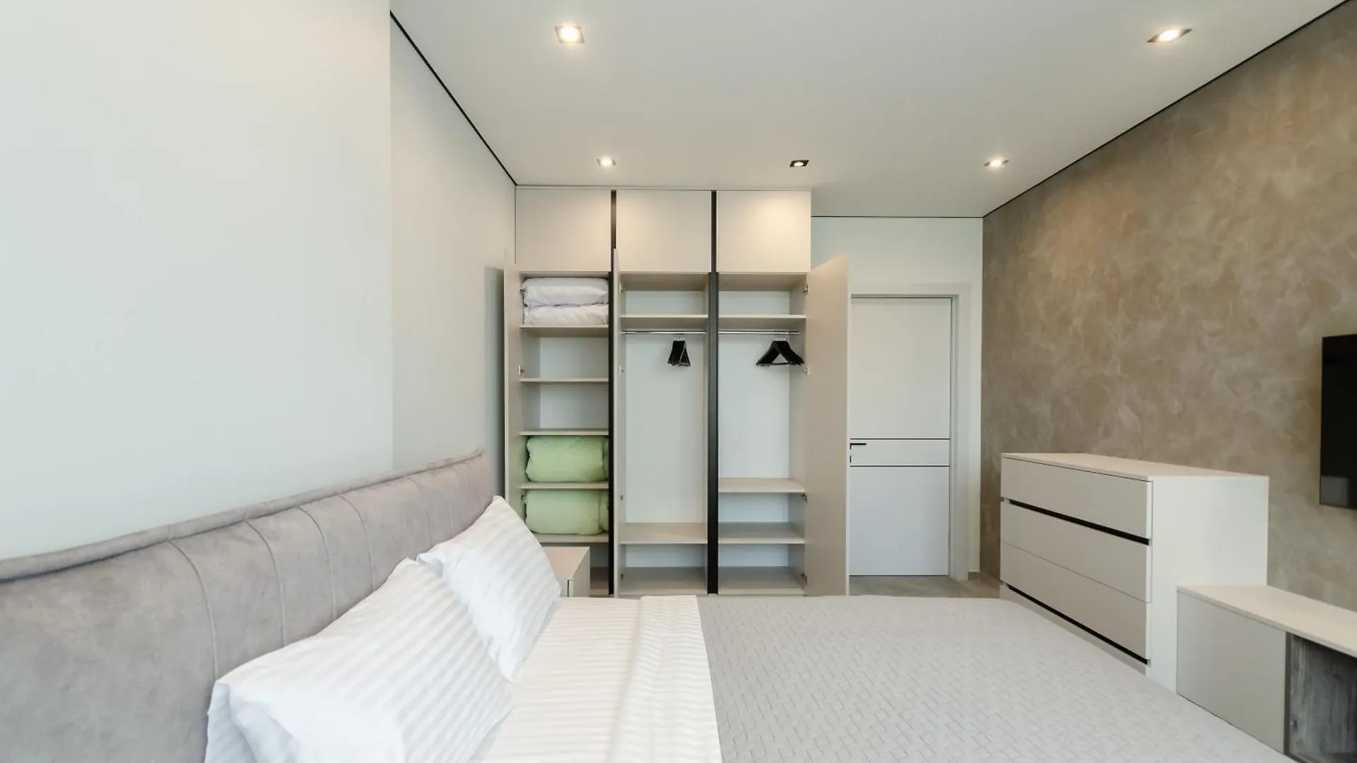 Petrovdom Apartments 7-13 In Rc Manhattan City,Beresteiskyi 11 Kiev Ukraina