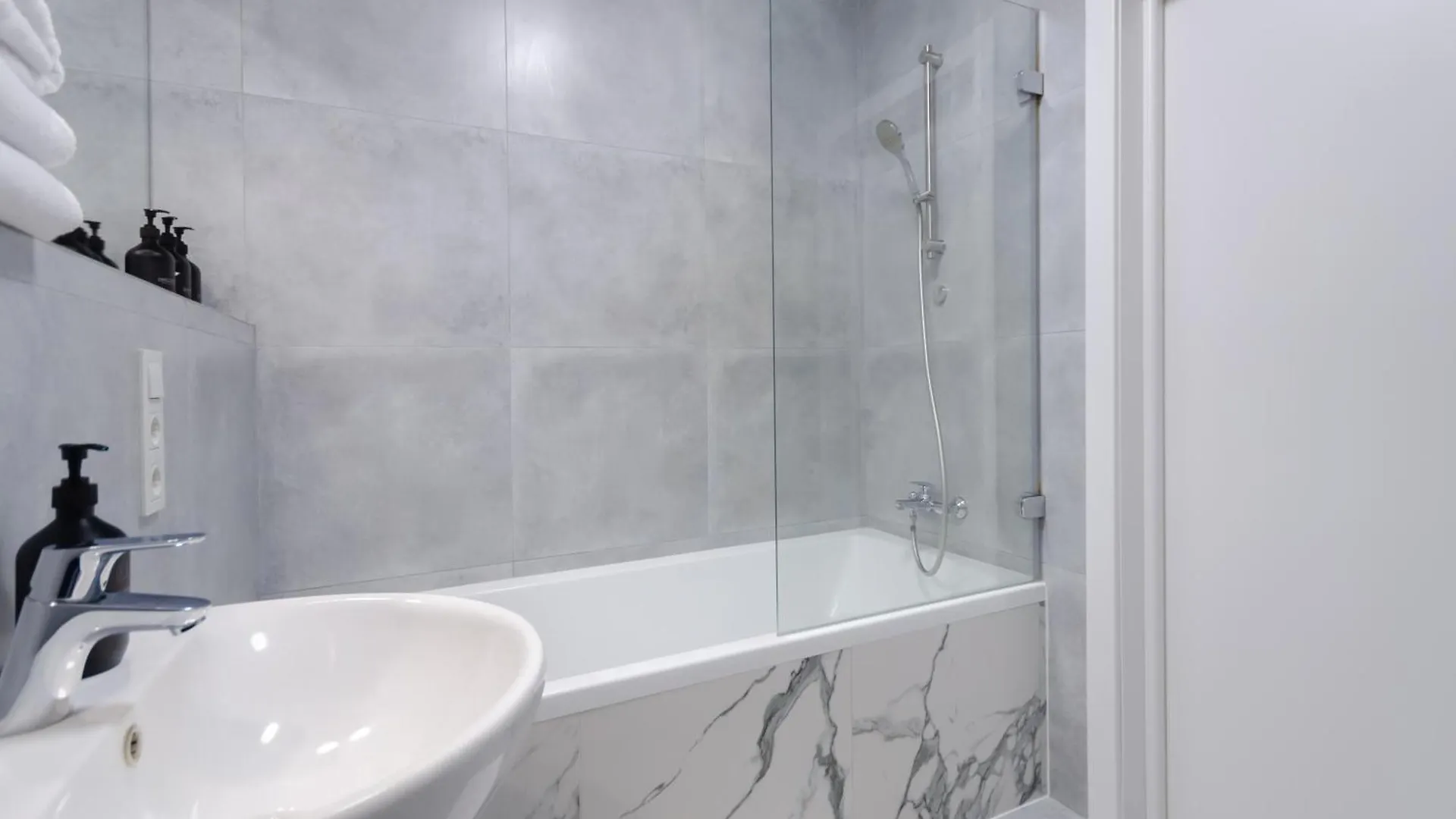 Petrovdom Apartments 7-13 In Rc Manhattan City,Beresteiskyi 11 Kiev Ucraina