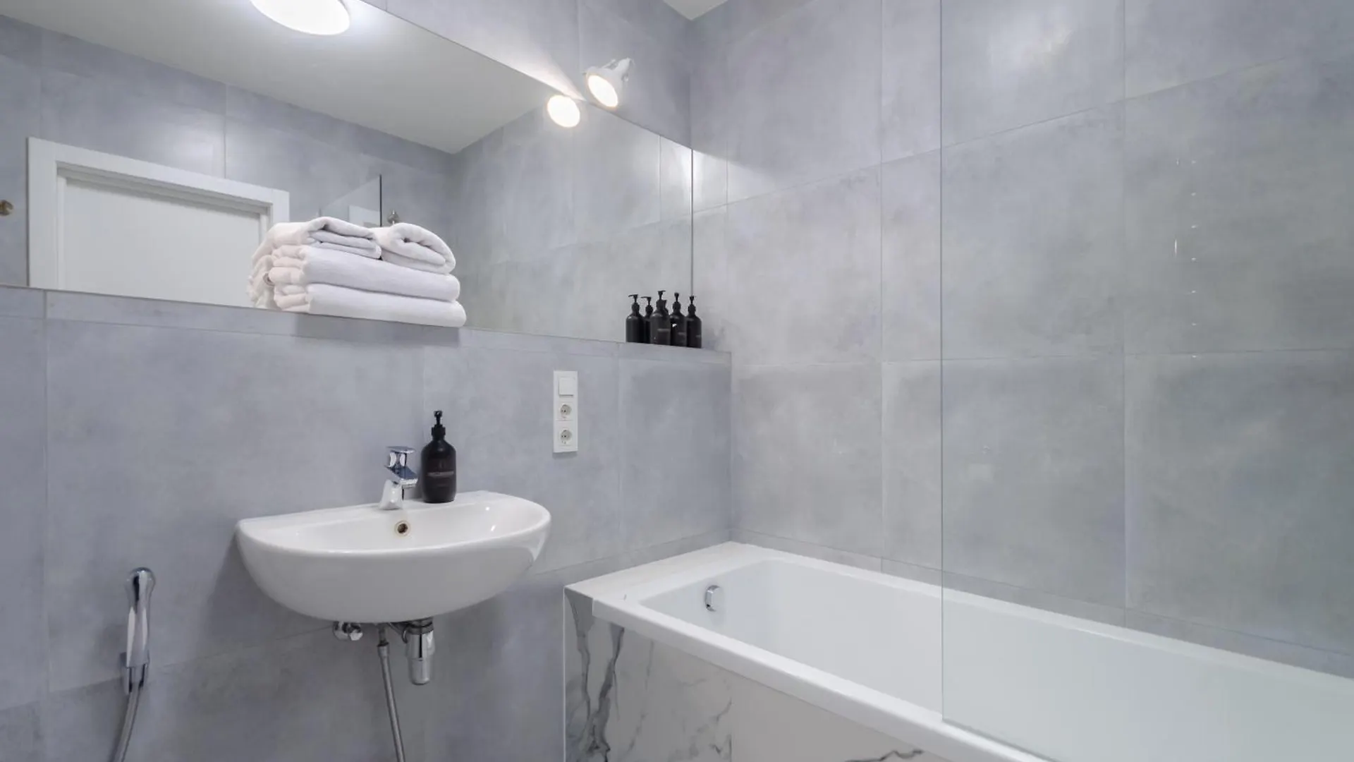 Petrovdom Apartments 7-13 In Rc Manhattan City,Beresteiskyi 11 Kiev